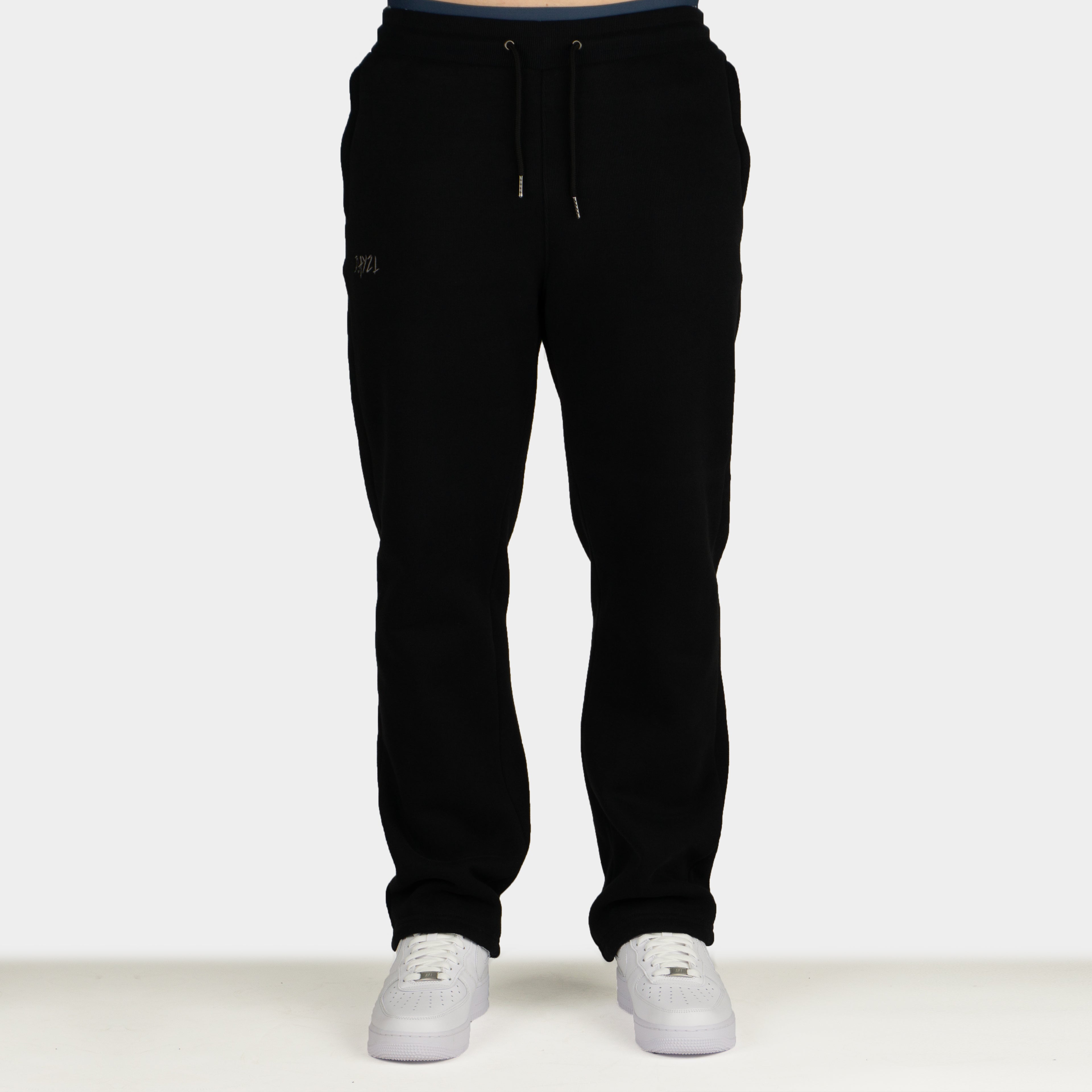 Black men´s Baze Midnight flow pants - model front view