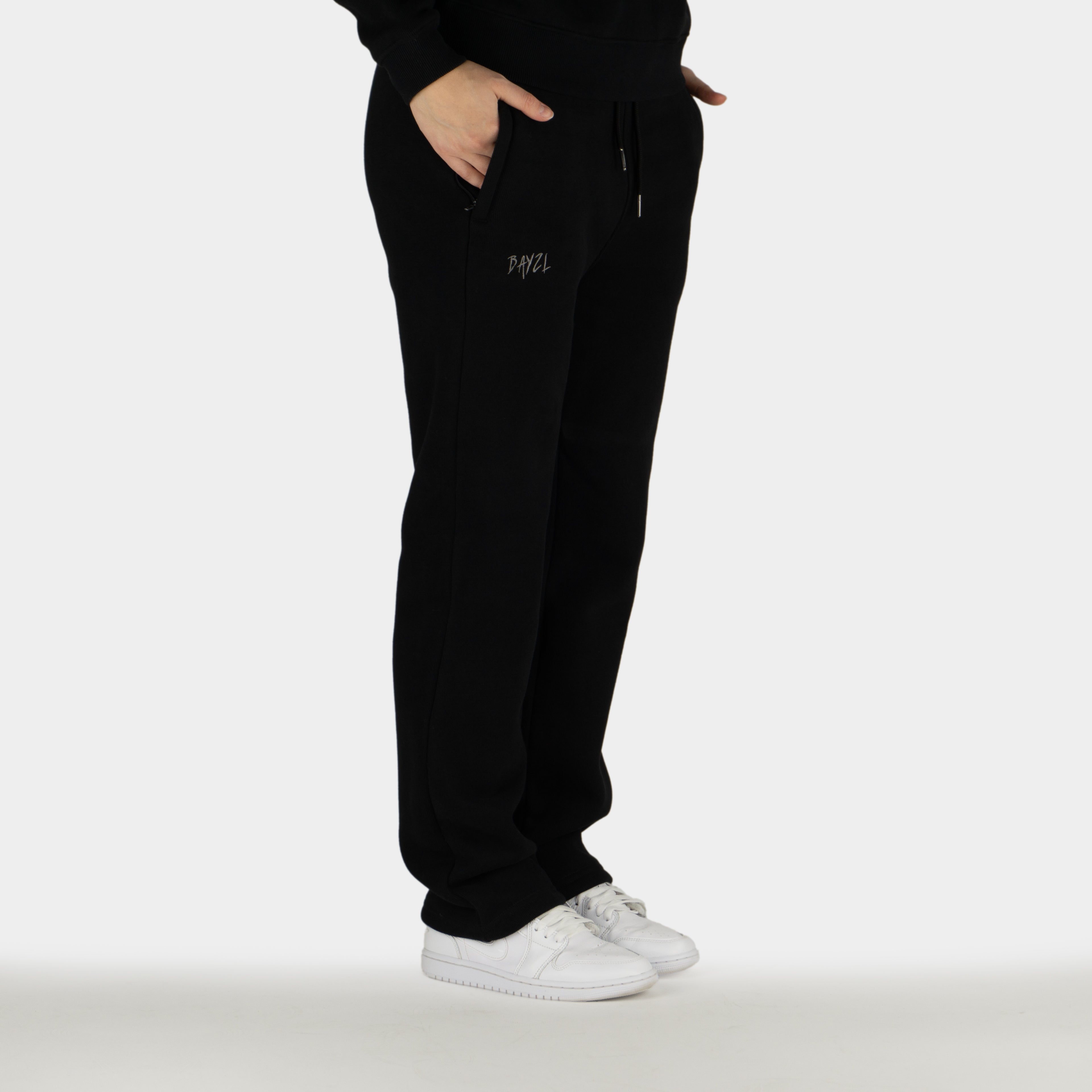 Black women´s Baze Midnight flow pants - model side view