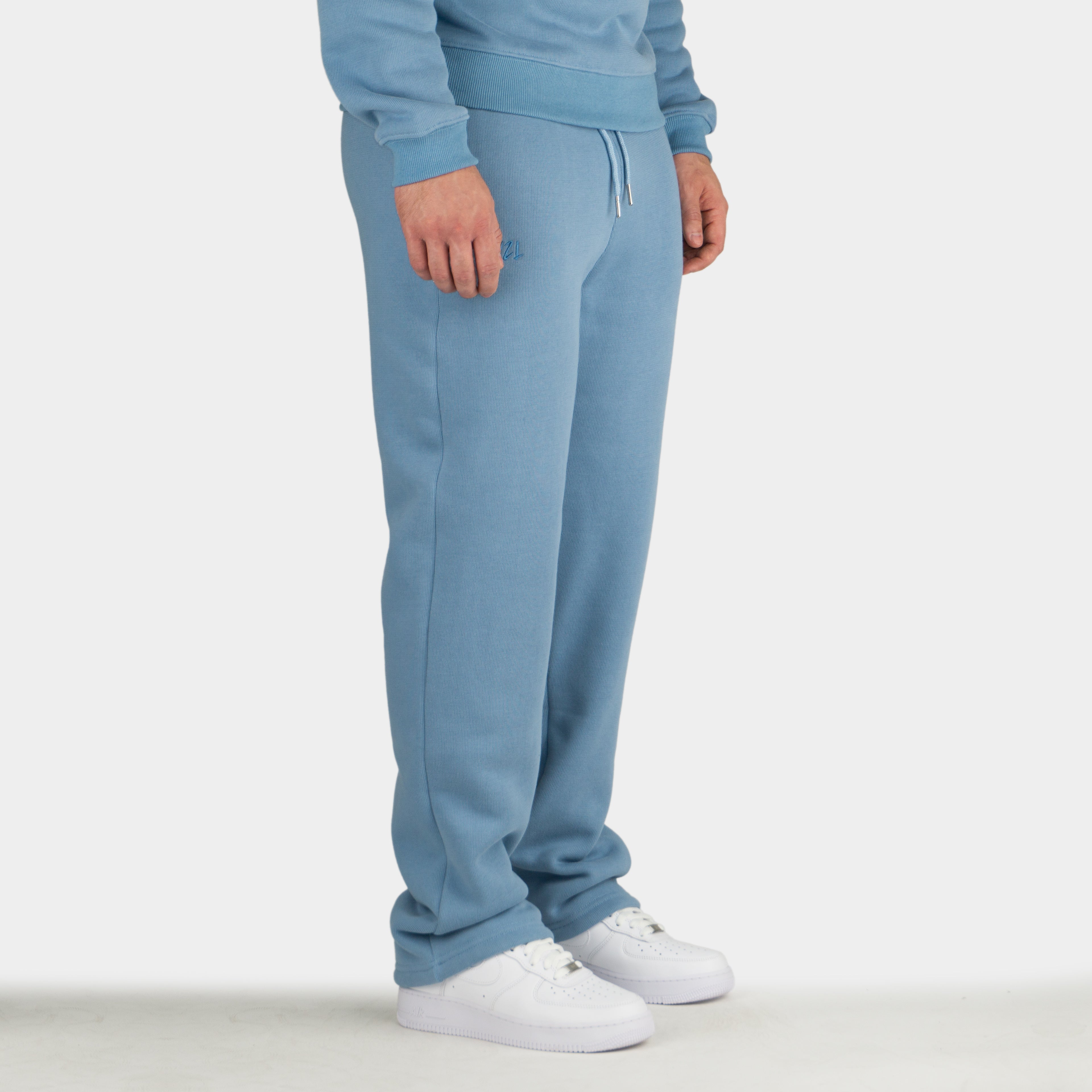 Blue men´s Baze Skyline flow pants - model side view